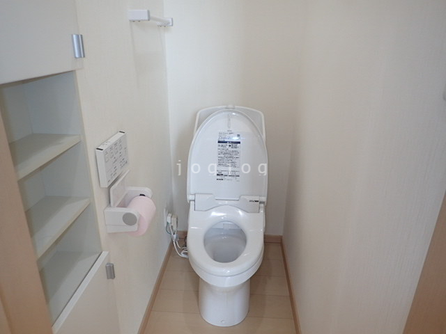 トイレ　嬉しい温水洗浄便座付きのトイレです。