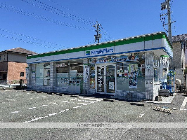 コンビニ　ファミリーマート春日８丁目店（コンビニ）まで1000m