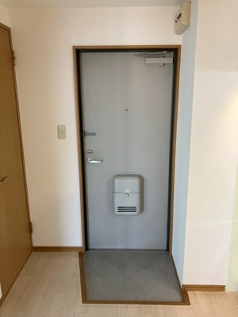 レジスコート今津中の玄関写真