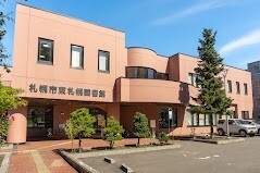 図書館　札幌市東札幌図書館（図書館）まで755m