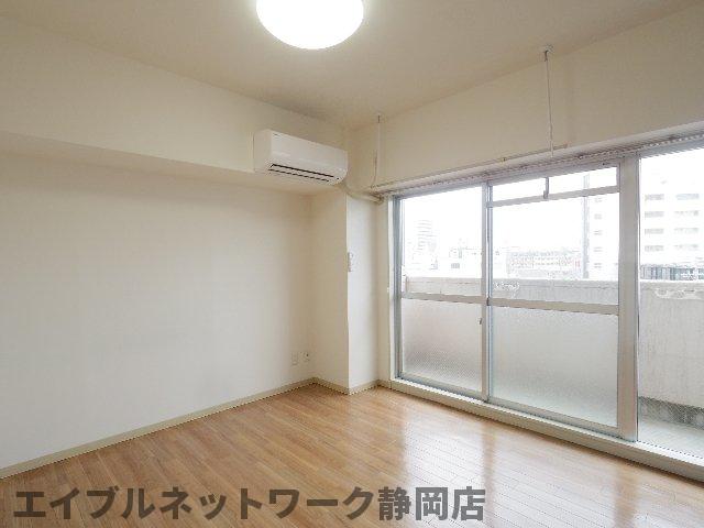 ＪＲ東海道本線 静岡駅 徒歩24分 6階建 築36年の居間写真