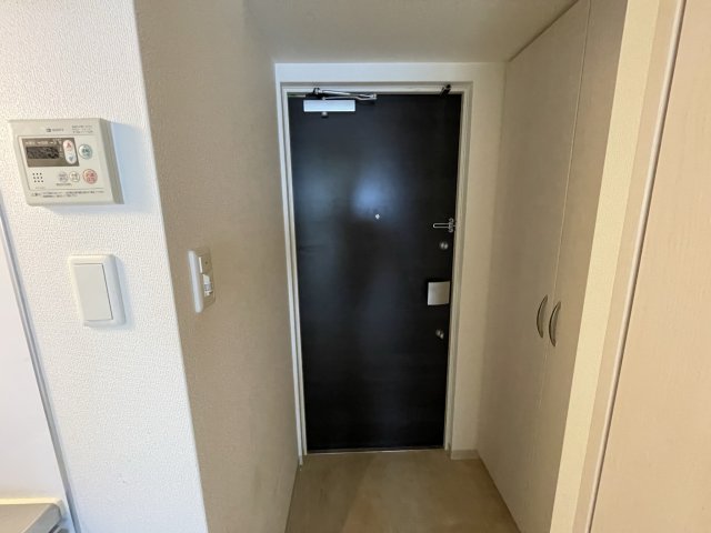 玄関　イメージとして同建物他部屋を表示しています