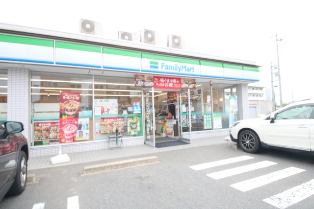 コンビニ　ファミリーマート 名西稲生店（コンビニ）まで100m