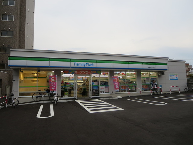 コンビニ　ファミリーマート札幌南郷通18丁目店（コンビニ）まで347m