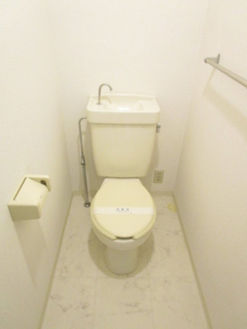 東急田園都市線 市が尾駅 徒歩10分 4階建 築39年のトイレ写真