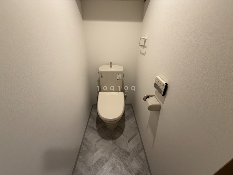 トイレ　嬉しい温水洗浄便座付きのトイレです。
