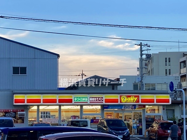 コンビニ　デイリーヤマザキ新羽駅前（コンビニ）まで166m