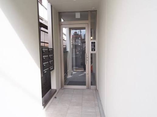エントランス　落ち着いたエントランスです