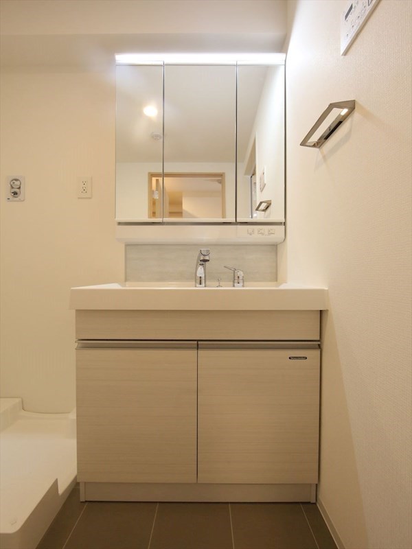 洗面設備　脱衣所　独立洗面台（シャンプードレッサー付）収納スペース有