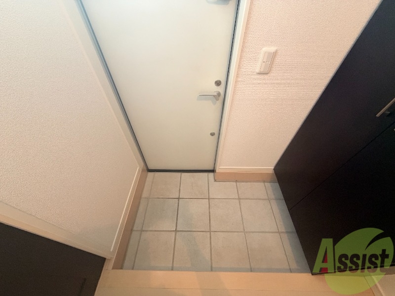 玄関　こちらは玄関のお写真です。広々としていて靴の着脱に便利です