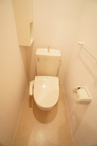 トイレ　落ち着いた色調のトイレです