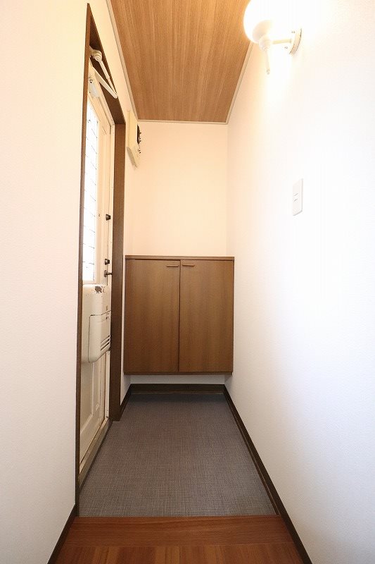 玄関　退去予定のため別部屋写真使用
