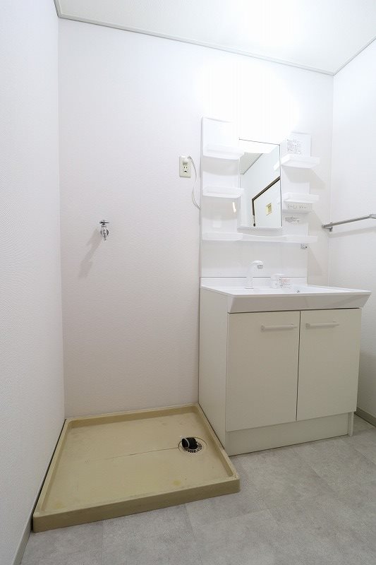 洗面設備　退去予定のため別部屋写真使用