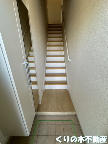 玄関　同タイプのお部屋です（現況を優先します）