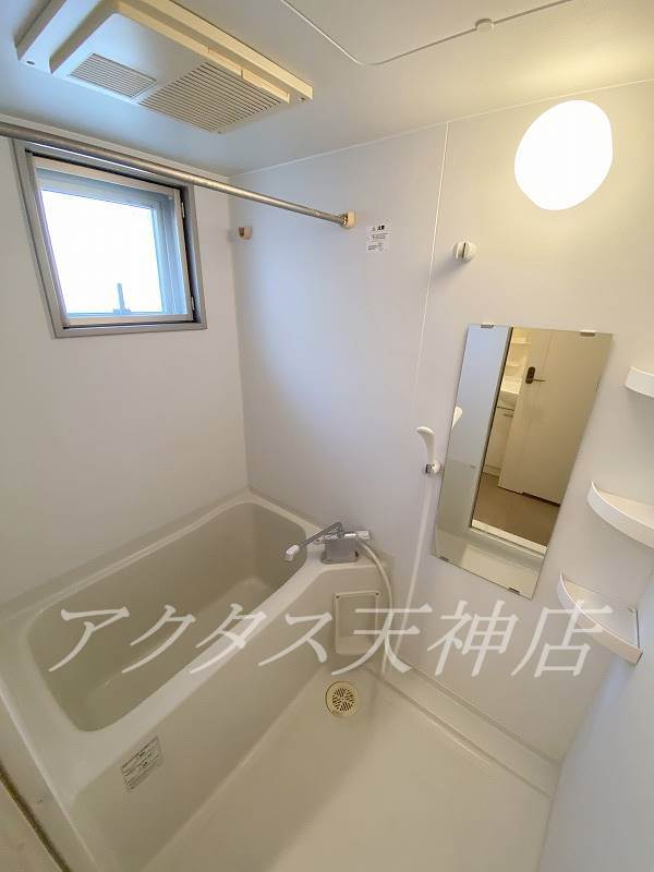バス・シャワールーム　浴室乾燥機・窓あります。湿気対策もバッチリ