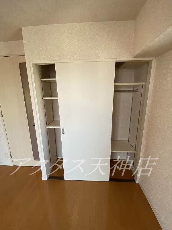 収納　左側は可動式です。