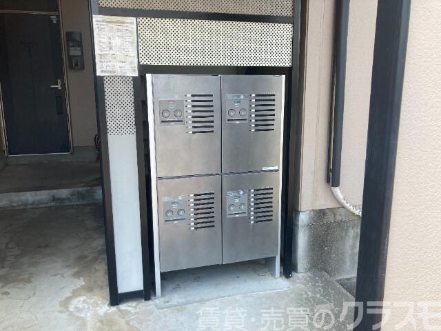 エントランス　留守中の荷物の受け取りは宅配ＢＯＸで♪