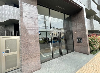 エントランス　駅から徒歩１０分