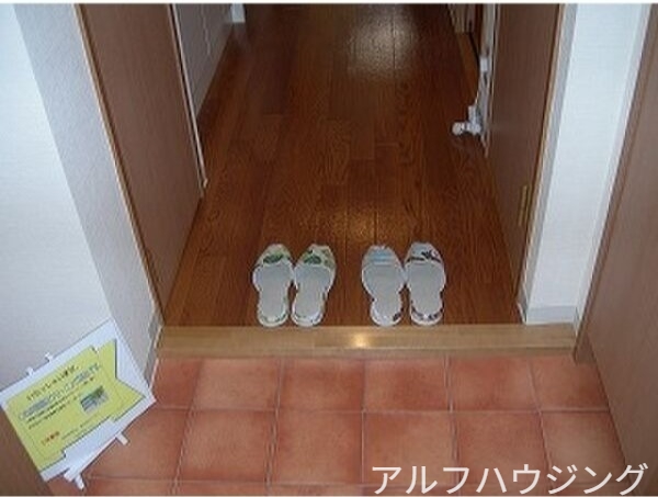 久々利ハイツB棟の玄関写真