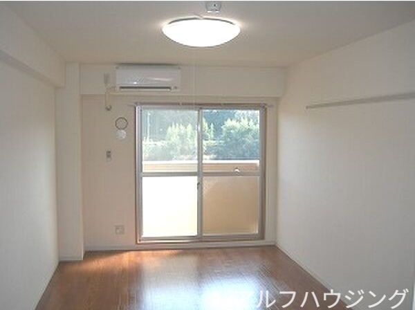 久々利ハイツB棟の居間写真
