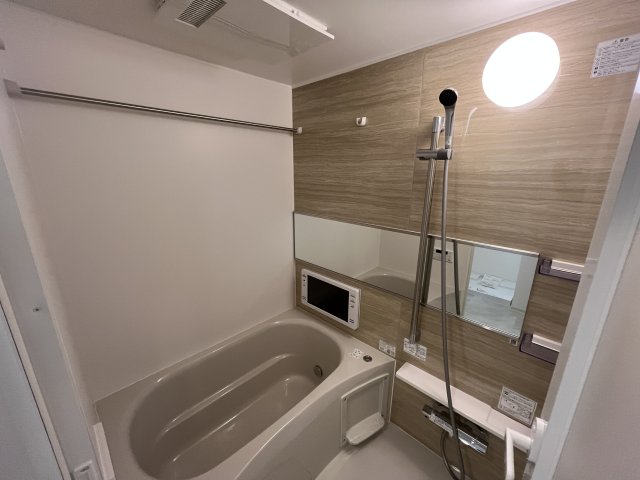 バス・シャワールーム　写真は、他部屋の反転間取りです。(現況優先)