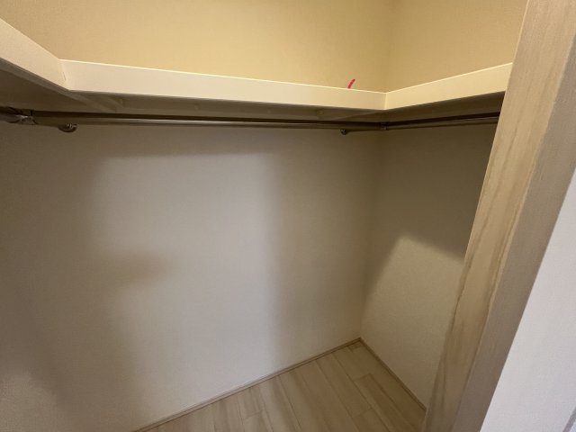 収納　写真は、他部屋の反転間取りです。(現況優先)