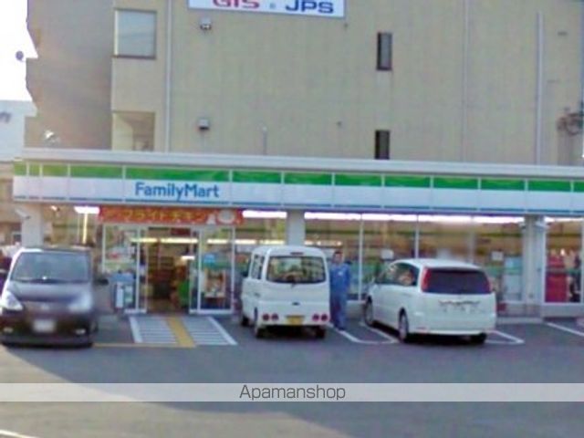コンビニ　ファミリーマート（コンビニ）まで300m