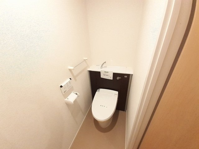 トイレ　落ち着いた色調のトイレです