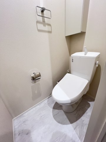 小田急線 豪徳寺駅 徒歩9分 4階建 築1年のトイレ写真