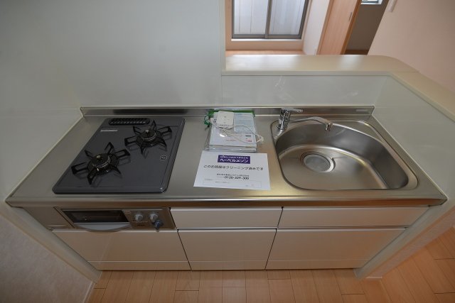 キッチン　写真は同マンションの他の部屋のものです