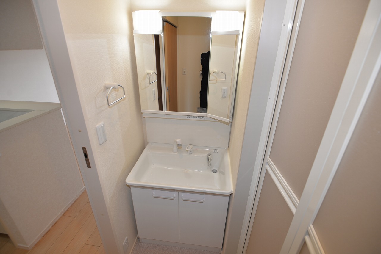 洗面設備　写真は同マンションの他の部屋のものです