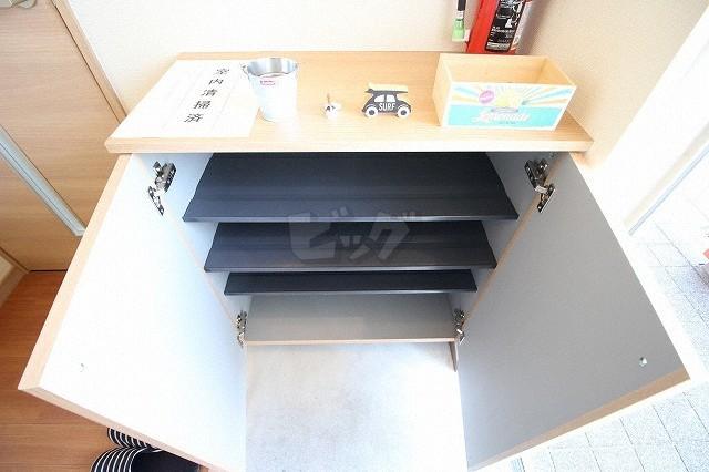 玄関　玄関にはシューズボックスも付いています！