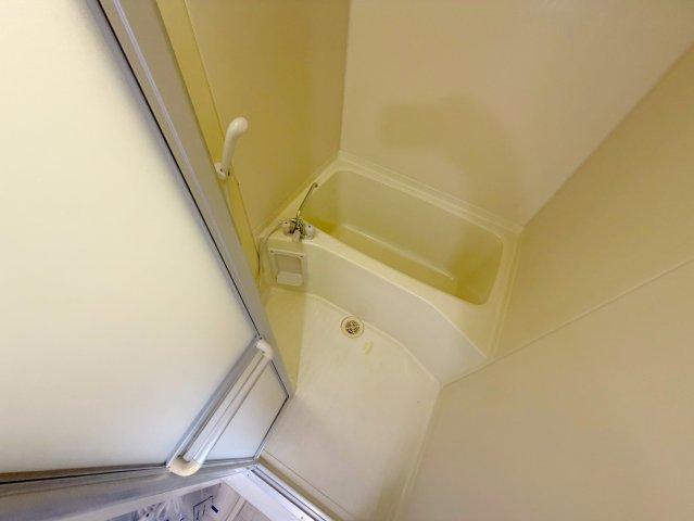 バス・シャワールーム　広めのお風呂は一日の疲れを癒してくれます。