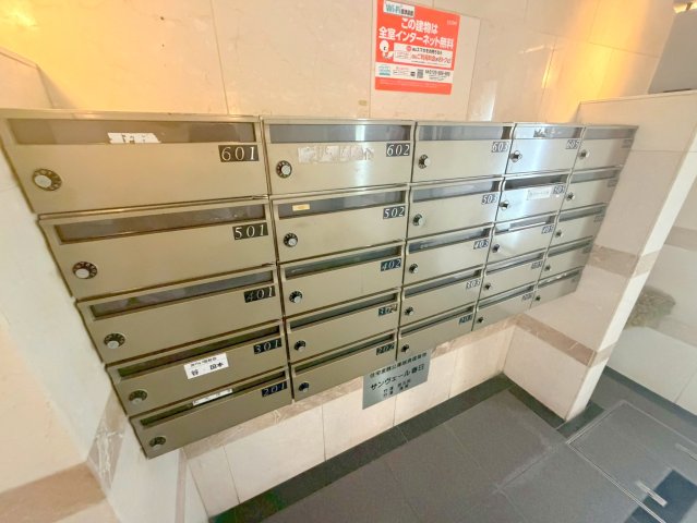ロビー　ロビーにある各部屋毎のメールボックス。