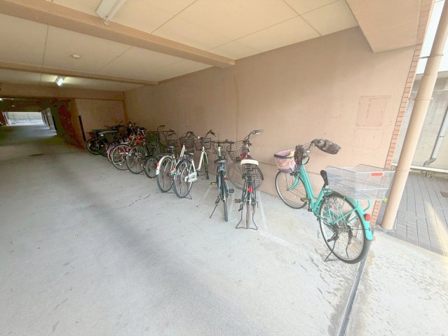 駐車場　敷地内には入居者専用の駐輪スペースもあります。