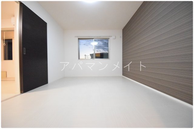 その他部屋・スペース　開放的な寝室です