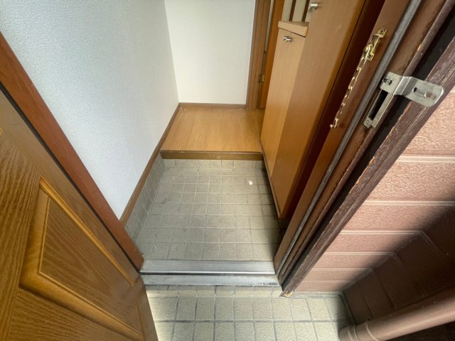 阪急京都線 高槻市駅 徒歩50分 2階建 築28年の玄関写真