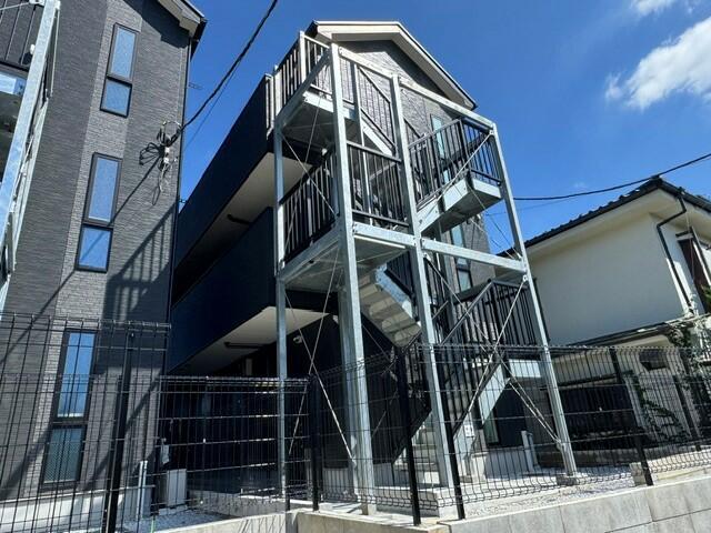 エントランス　道路から見て右側の建物がグラ…