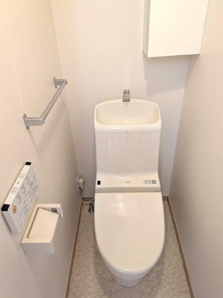 小田急線 下北沢駅 徒歩10分 2階建 築13年のトイレ写真