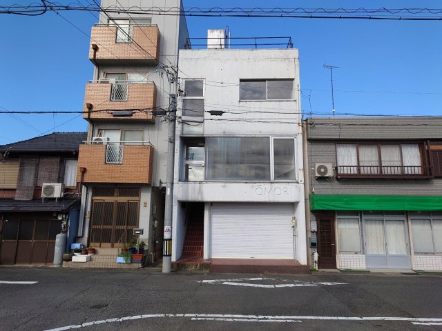 建物外観　自動シャッター付き