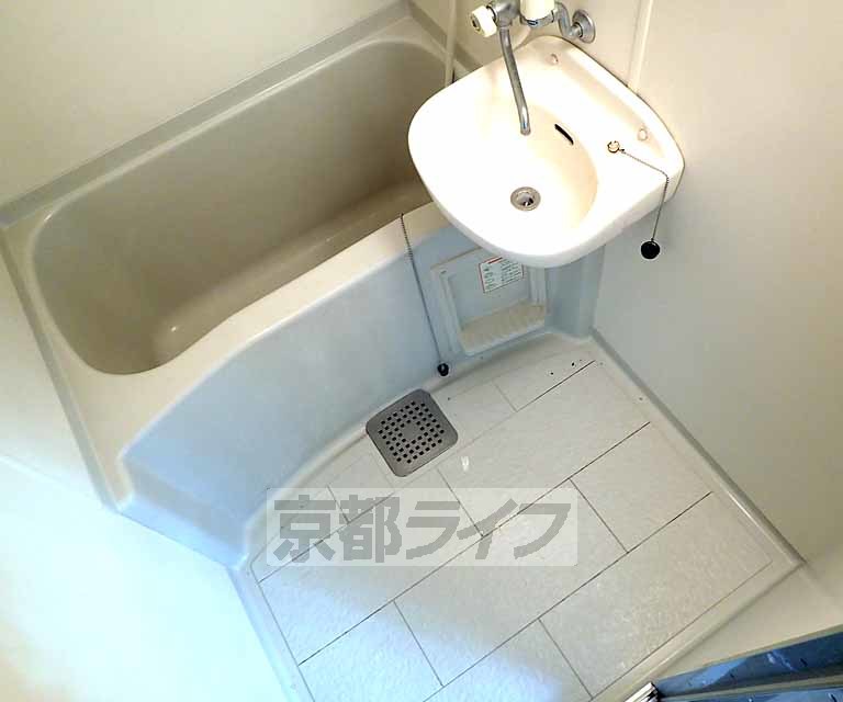 バス・シャワールーム　清潔感のあるお風呂です。