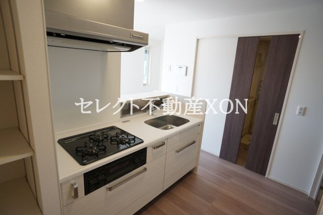 キッチン　【ブルーム】システムキッチン3口コンログリル付きでお料理の幅