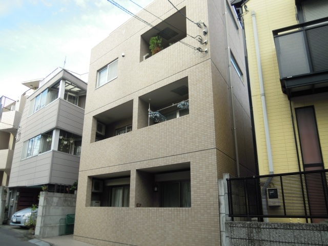 建物外観　鉄筋コンクリート造のがっちりとした建物。