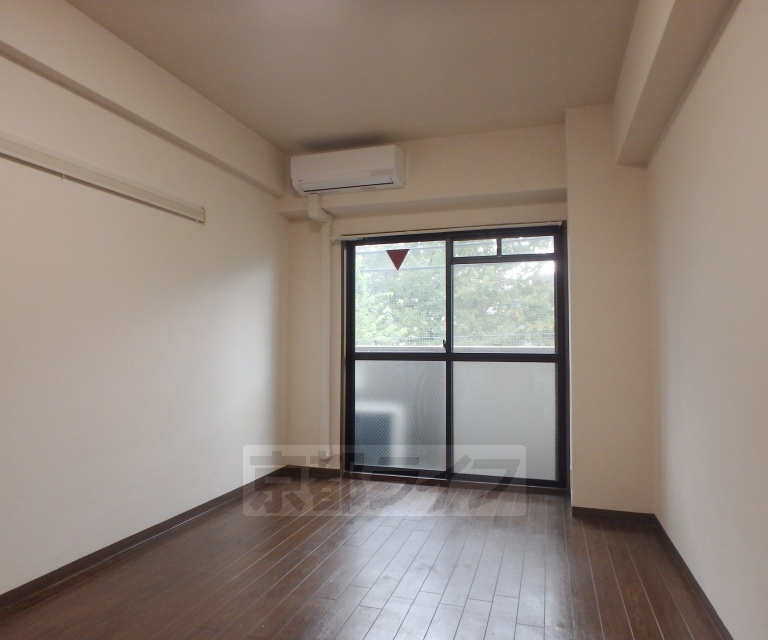 居室・リビング　落ち着いた雰囲気のお部屋です。