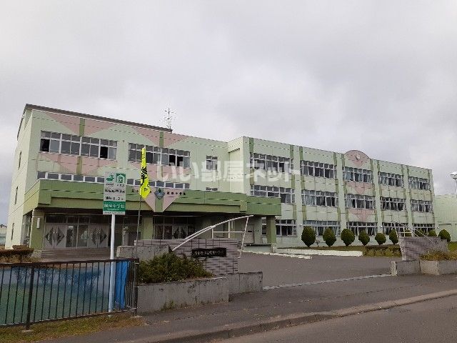 中学校　苫小牧市立緑陵中学校（中学校）まで469m