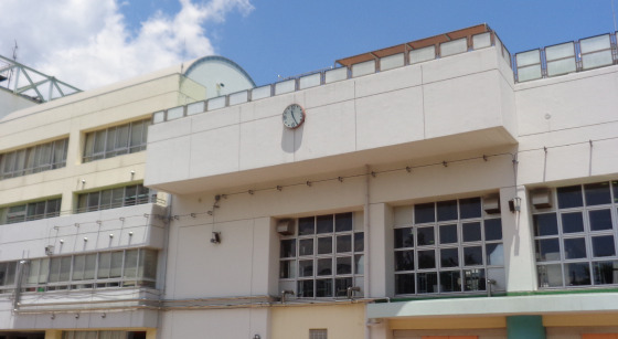 小学校　新宿区立牛込仲之小学校（小学校）まで251m