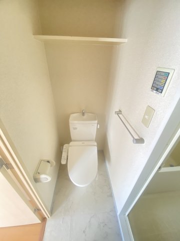 トイレ　※写真は同じマンションの違う部屋のものになります。