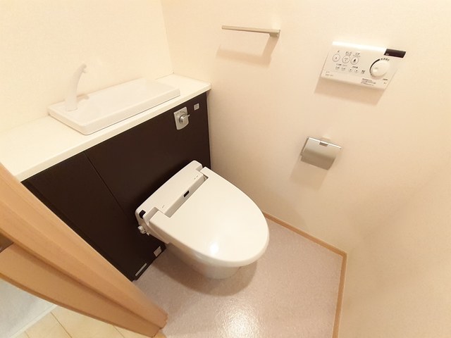 トイレ　温水洗浄便座付きのトイレです♪