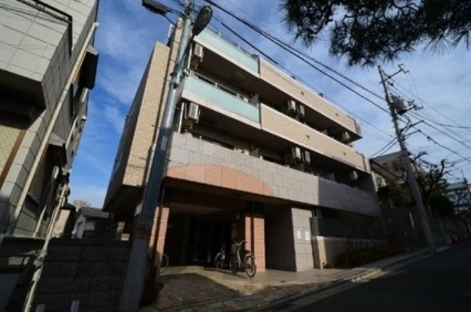 建物外観　鉄筋コンクリート造のがっちりとした建物。