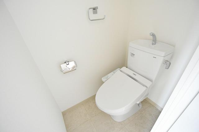 トイレ　温水洗浄便座付きのトイレです♪